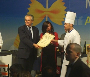 Giovane chef dellassociazione cuochi baresi sul podio del premio Cucina Mediterranea 