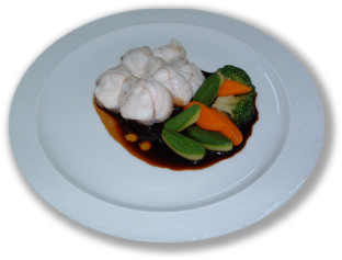 Bianco di coda di rospo in salsa ristretto di aceto balsamico profumato ai lamponi