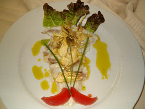 Filetto di branzino scaloppato e marinato al lime dei caraibi con spicchi di carciofi e salsina allaneto